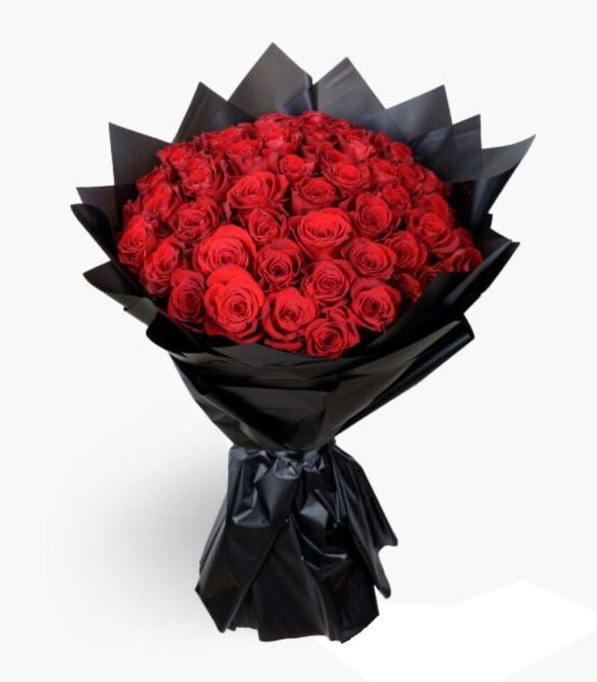 Siyah Ambalaj Kağıdında 50 Kırmızı Gül Buketi