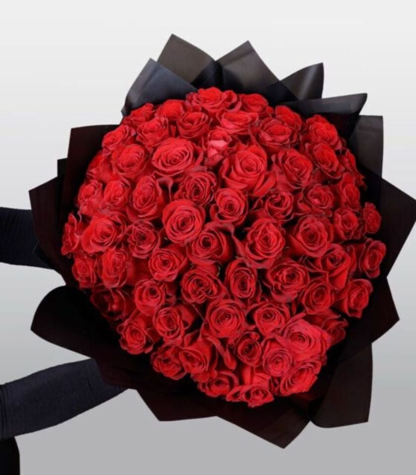 Siyah Ambalaj Kağıdında 50 Kırmızı Gül Buketi