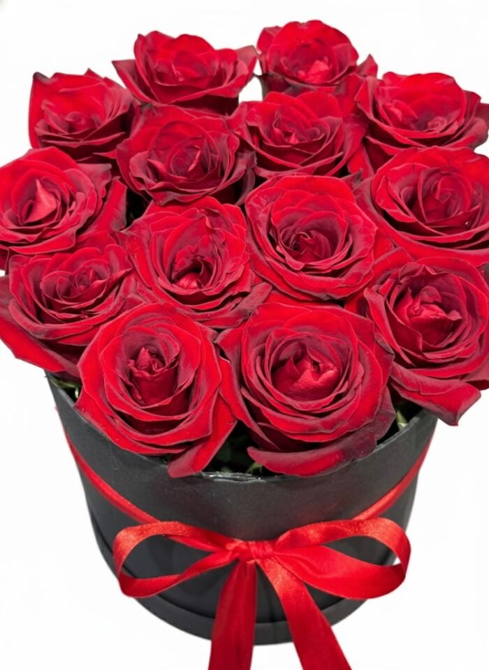 Siyah Gül  Kutusunda 13 Kırmızı Gül