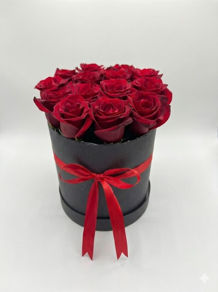 Siyah Gül  Kutusunda 13 Kırmızı Gül