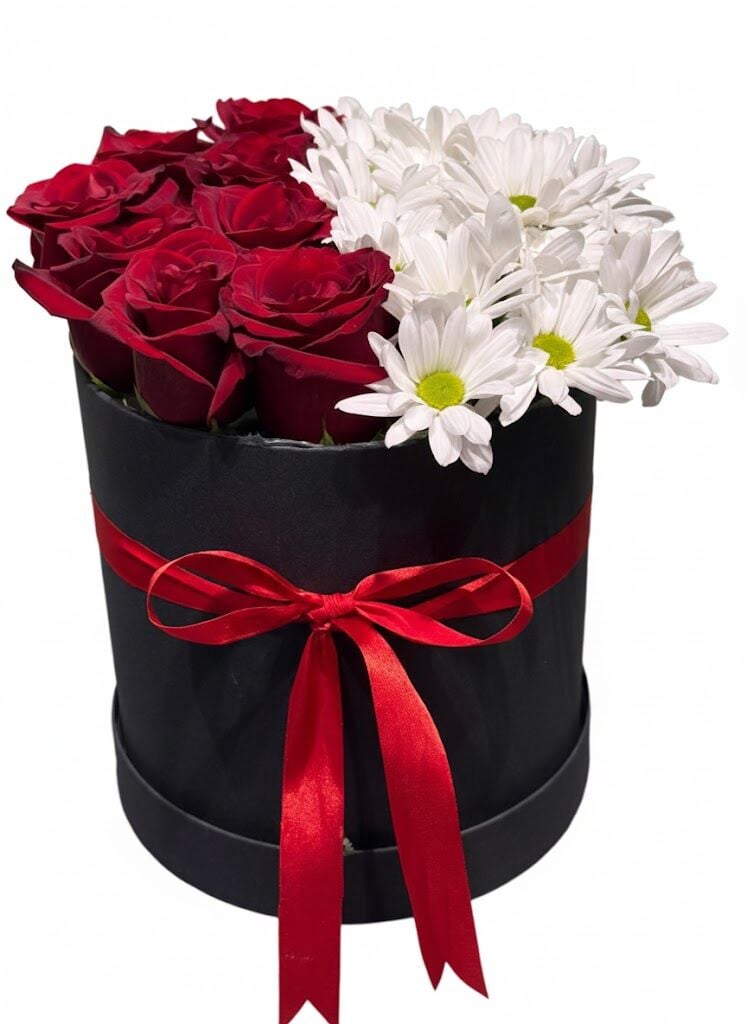 Siyah Silindir Kutuda Beyaz Papatya Kırmızı Gül
