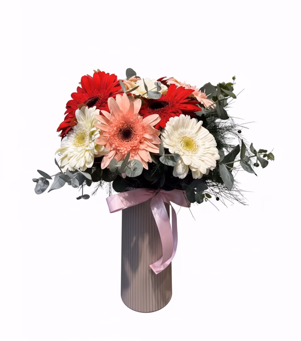 Bej Çizgili Polimer Vazoda Renkli Gerbera Aranjımanı