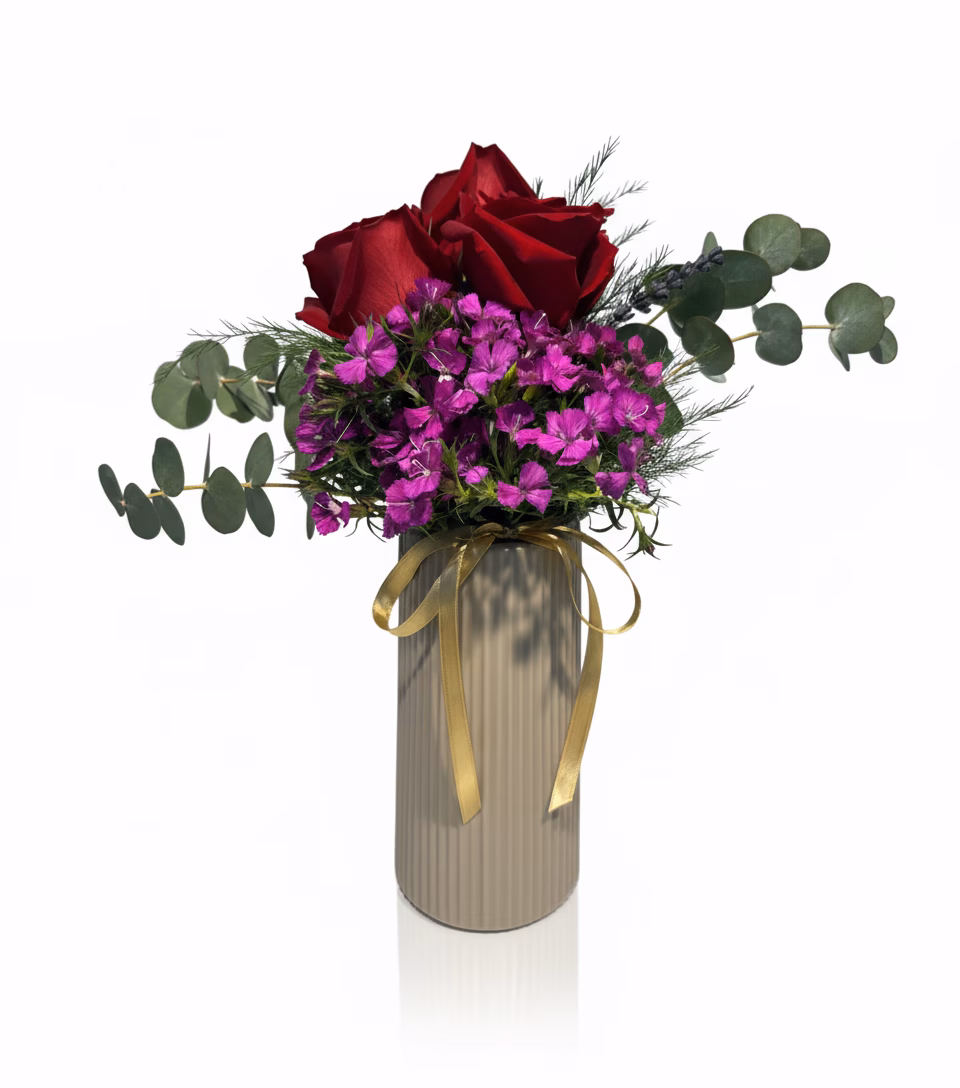 Bej Polimer Vazoda Kırmızı Güller ve Hüsnüyusuf